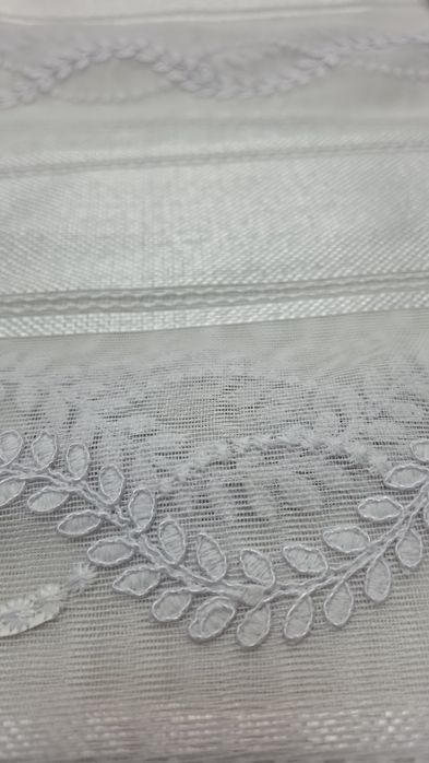 Perdeaua oferă un aspect clasic și rafinat, fiind potrivit pentru interioarele care necesită un plus de luminozitate și o notă discretă de strălucire.