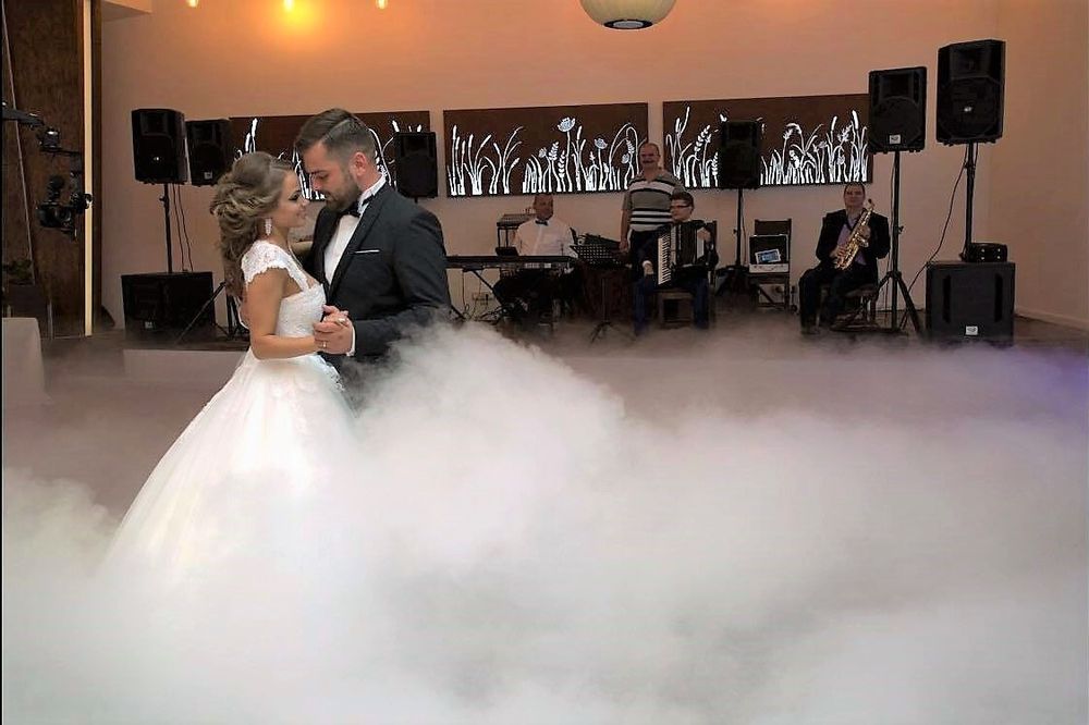 Fum greu pentru dansul mirilor nunta primire