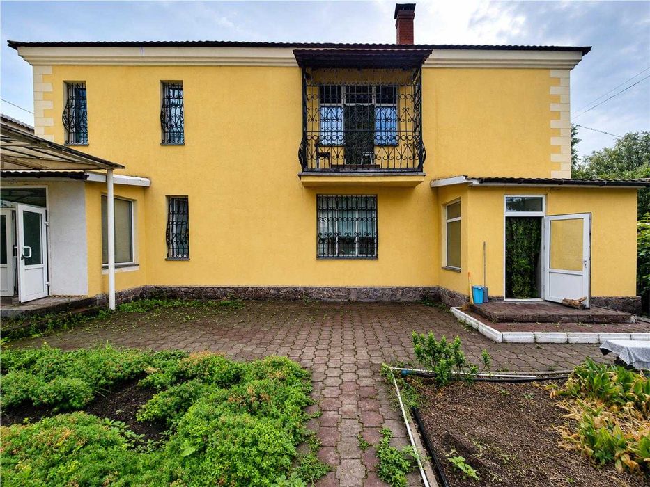 Продам два 2 эт коттеджа в центре города.