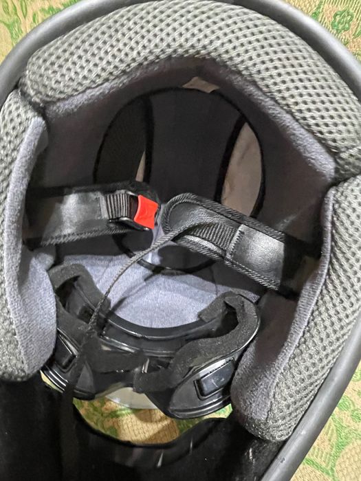 Продавам каска Red bull