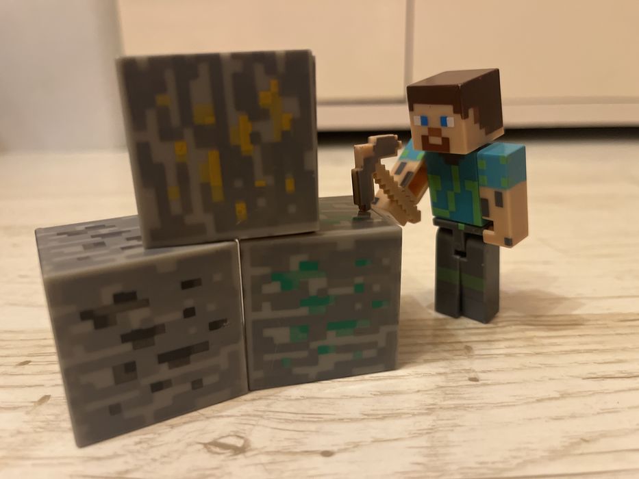 Minecraft - няколко мини фигурки, високи ~8-10 см (има и няколко кубчета)