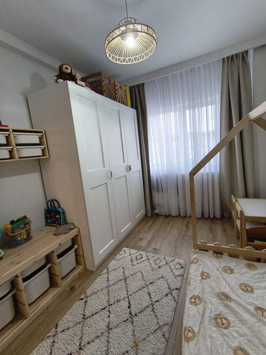 Vând apartament patru camere,Mioveni , renovat de la placă,liber