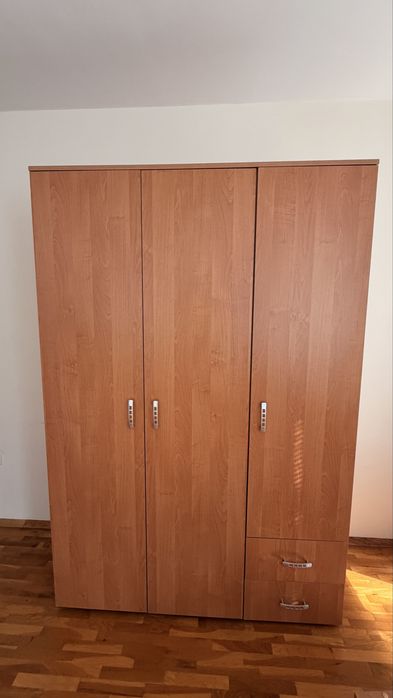 Продавам комплект мебели – 2 легла с ракли и 1 гардероб