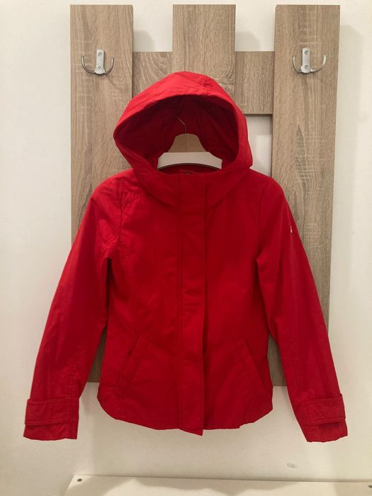 Яке на Benetton, червено