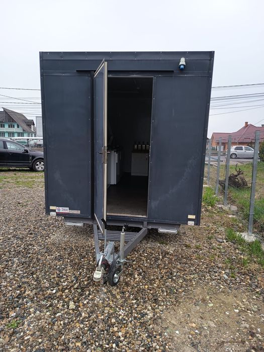 Inchriez rulota fast food cu toate autorizatiile pentru functionare