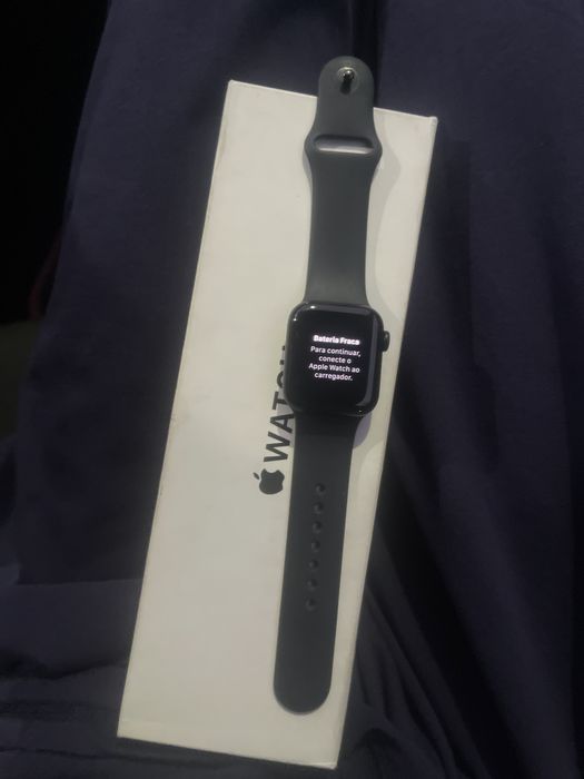 Продам срочно Apple whath se3