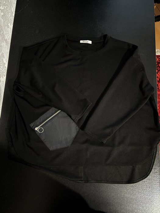 Отлаю одежду даром