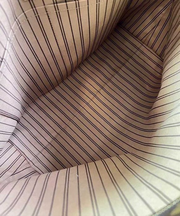 Louis Vuitton Дамска Чанта Практична и Шик с Асиметрични Дръжки