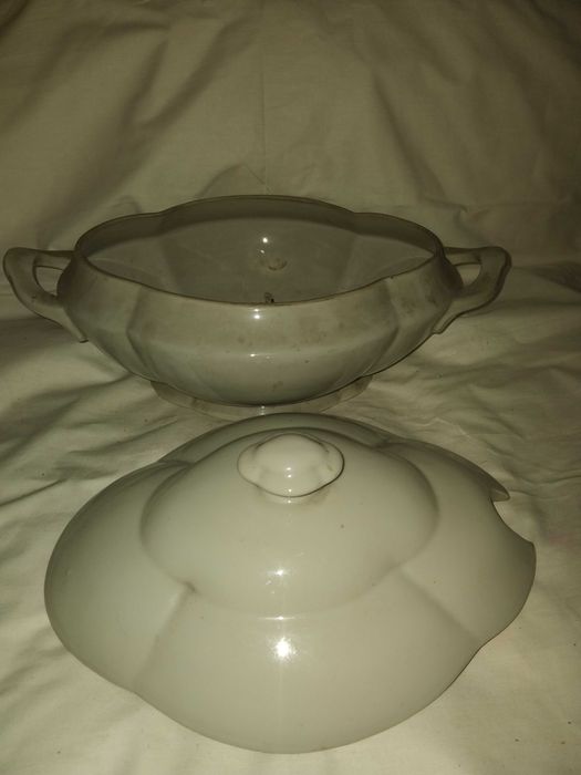 Продавам стар порцеланов супник.