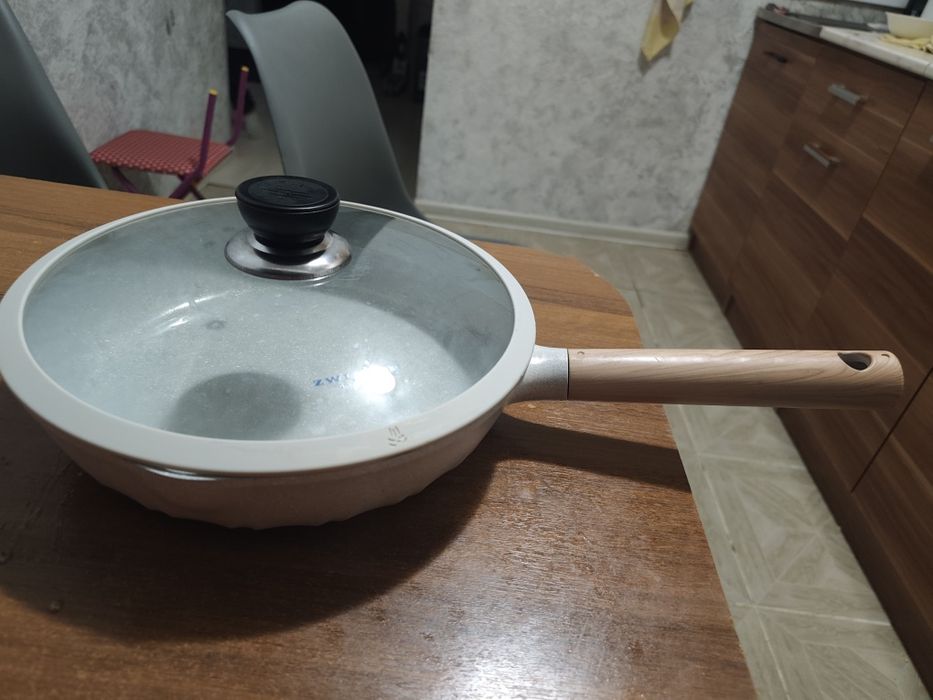 Продам сковороду с крышкой