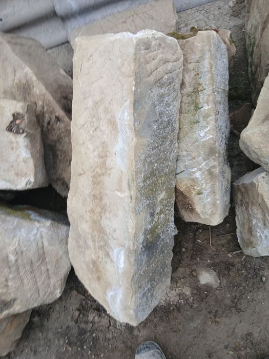 Piatră naturală pentru zidărie fundație sau beci.