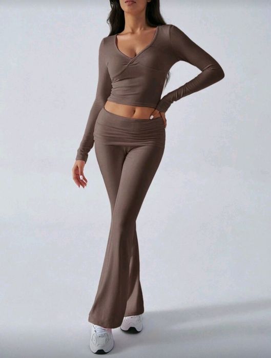 Дамски сет от две части – кроп топ с дълъг ръкав и панталон с висока т