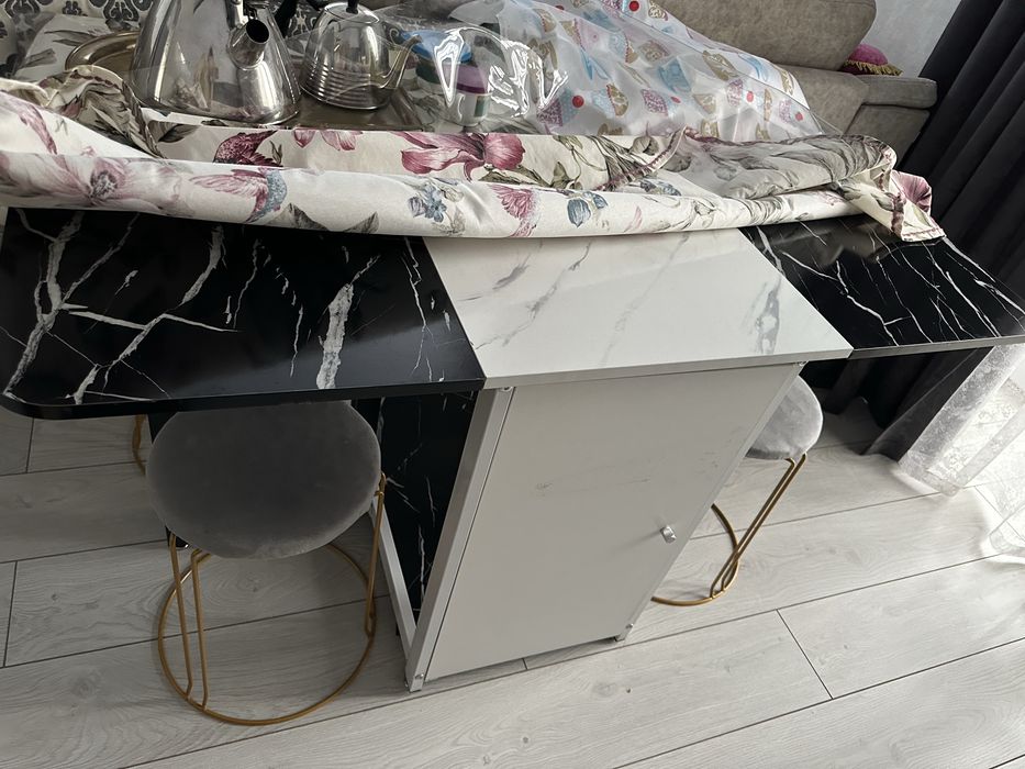 Диспенсер, стол и тумбочки