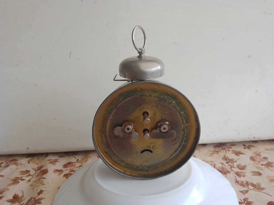 Ceas desteptator de masa vechi -mecanic Jnsa .95 lei