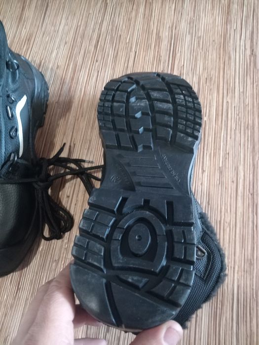 Продам зимние ботинки