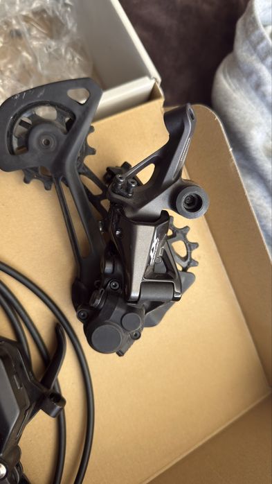 Shimano deore m8100 xt SGS 12 скорости и 4 бутални спирачки Sram DB8