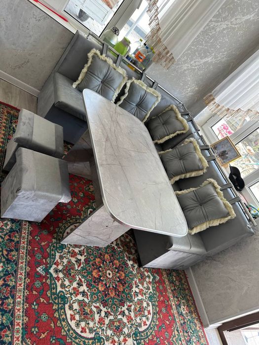 Ugalok kuxiniy 2 ta pufig  stol