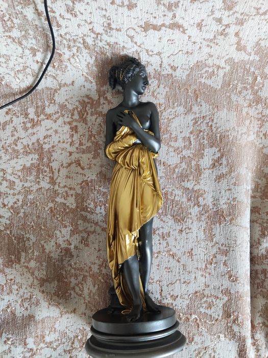 Продаеться статуэтка женщины