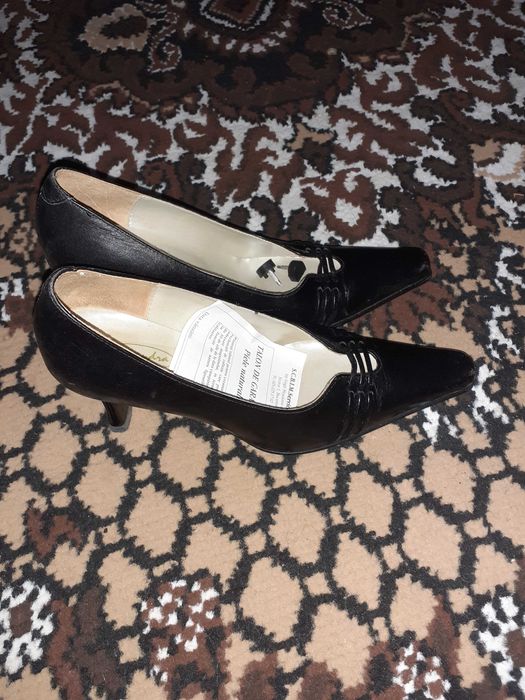 Vând pantofi cu toc nepurtați niciodată