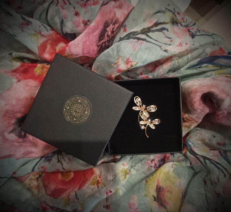 Брошки в луксозна кутия