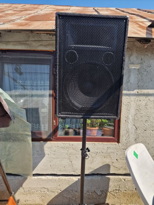 Vand o pereche de boxe active prosound  cu statie yamaha