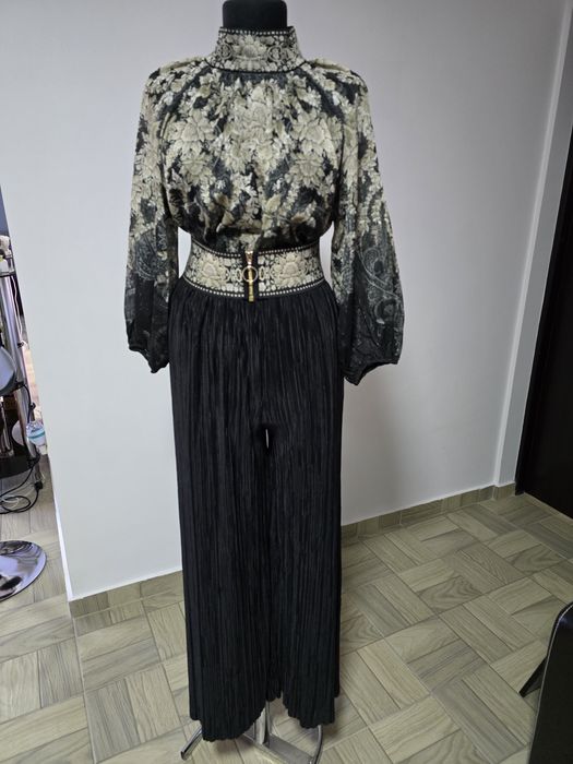 Pantaloni plisati din vascoza cu talie lata elastica,