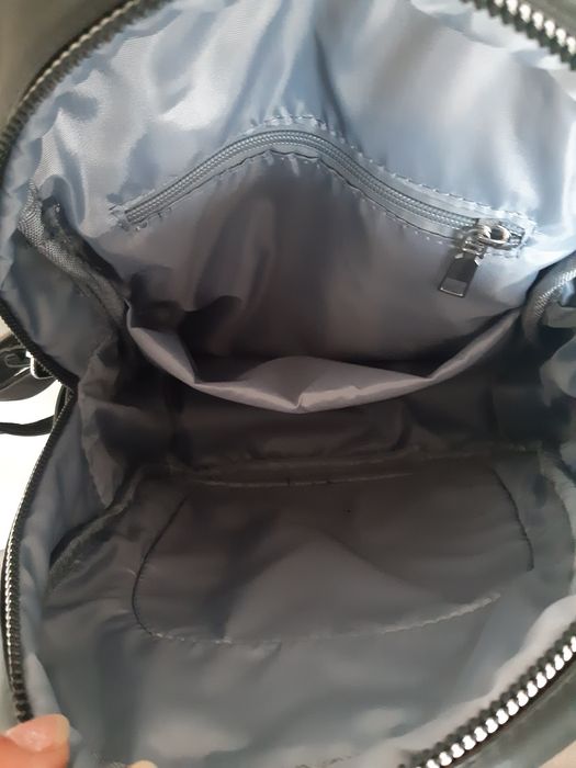 Чисто нова черна раница