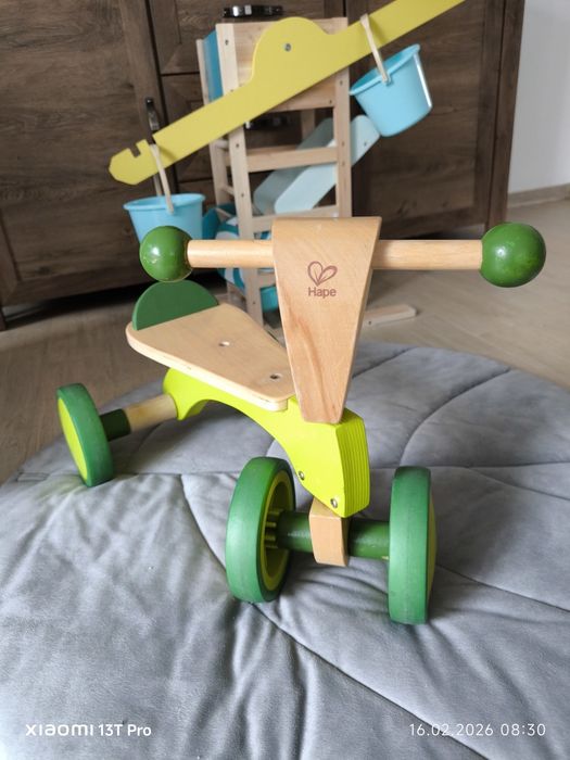 Bicicletă fără pedale Hape Scoot Around, verde, din lemn (12 luni+)