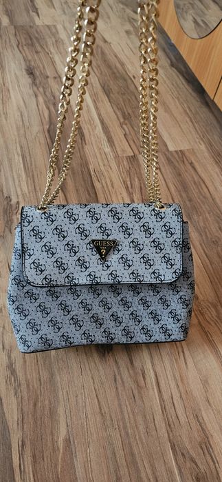 Нова дамска чанта сива на Guess