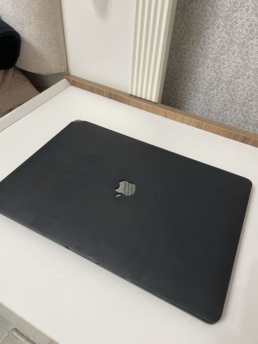 Macbook Pro 17 с чехлом