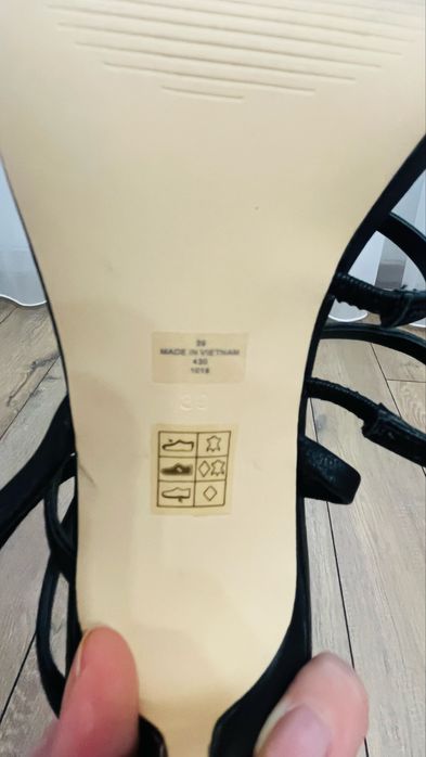 Босоножки бренд GUESS