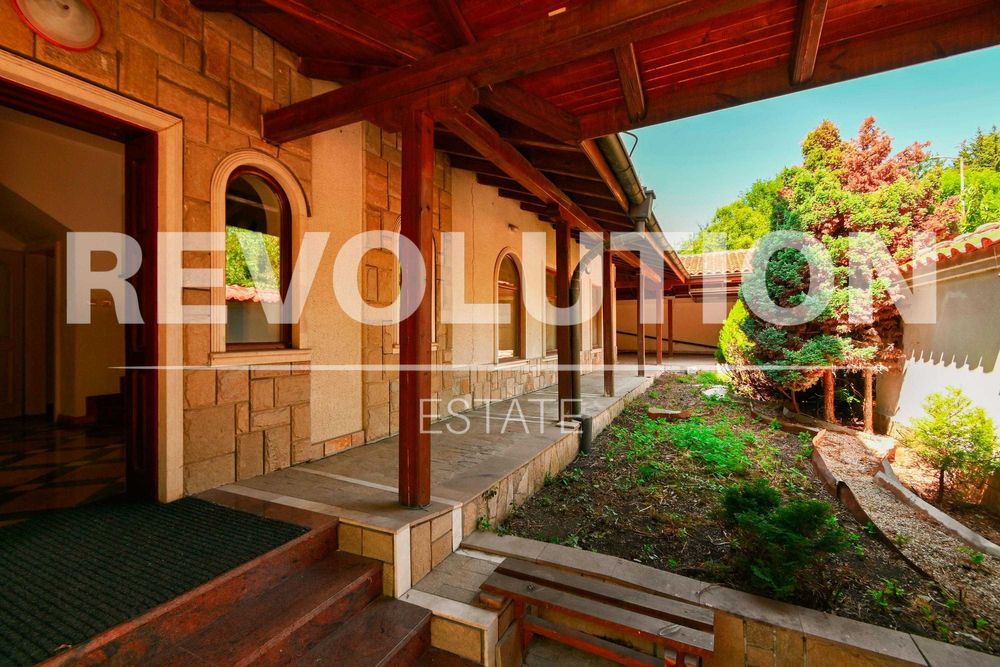 Къща на два етажа в гр. Банкя