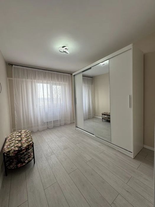 Inchiriez apartament cu 3 camere