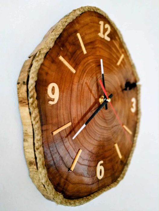 Дървен стенен часовник