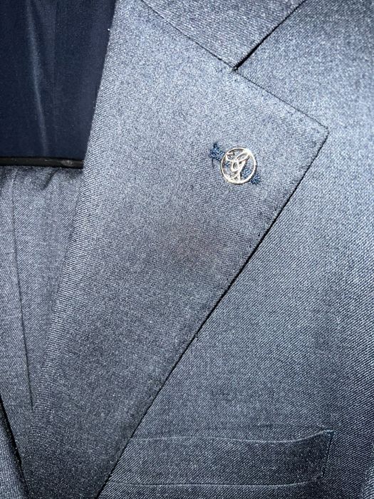 Продается костюм(пиджак+брюки)