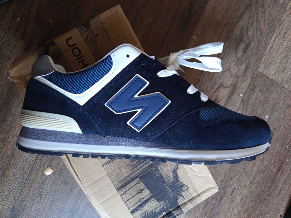 Кроссовки спортивные