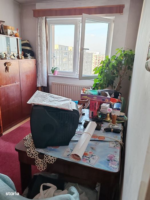 Apartament 3 camere, balcon, etaj 10, centru