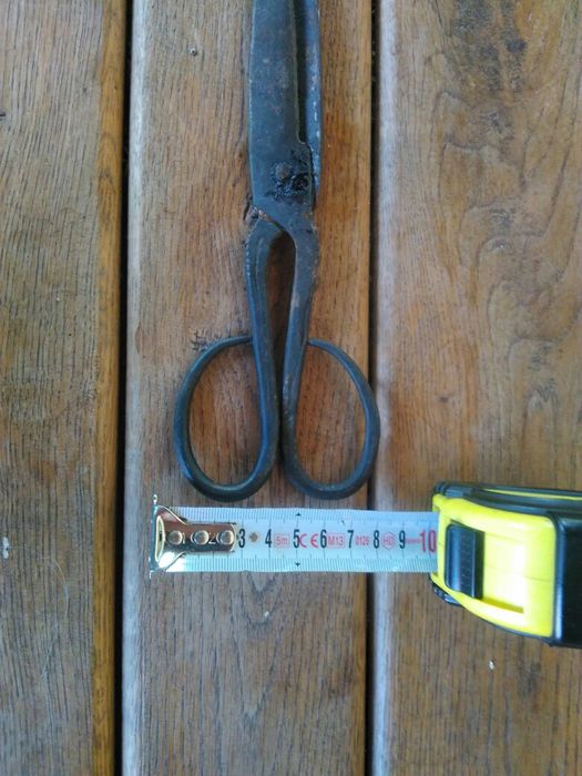 Продавам антикварна кована Българска ножица19 век Малка