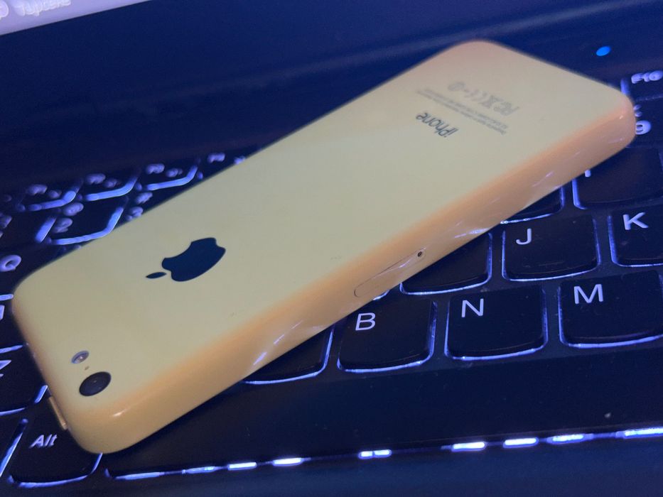 Продавам жълт iPhone 5C 8 GB