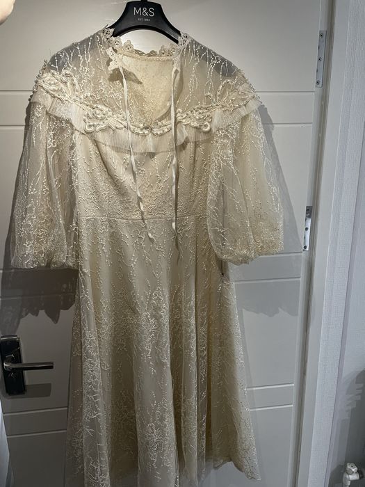 Бежевое нарядное платье