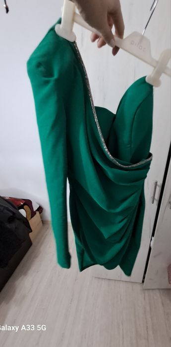 Rochie, mărimea S, cu o singură mânecă.
