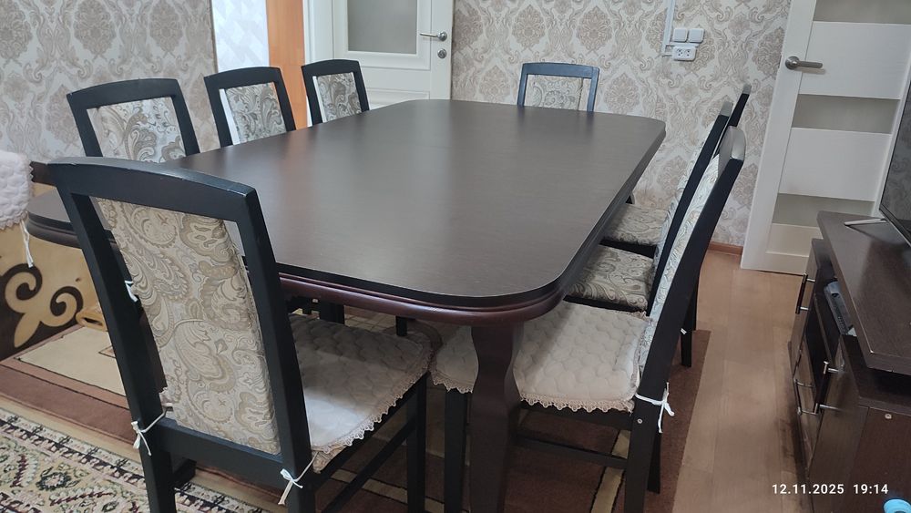 Деревянный стол со стульями