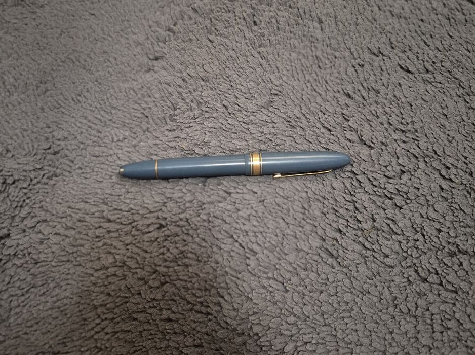 Stilou OMAS Extra original, peniță aur 18K, stare foarte bună, scriere fină, model italian premium pentru colecție sau utilizare.