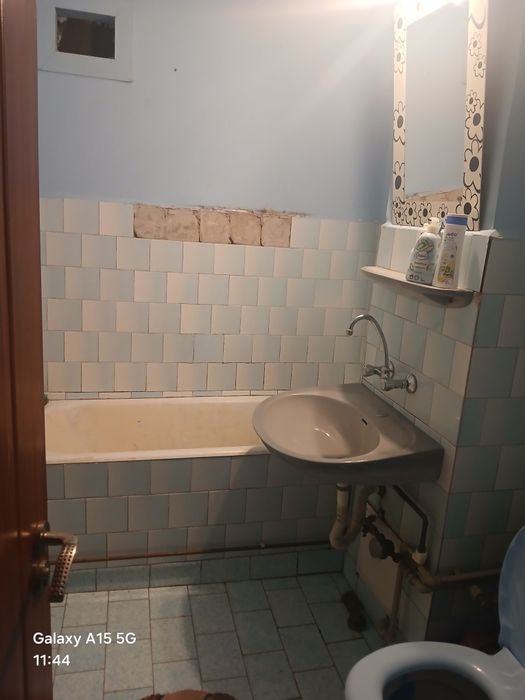 Închiriez apartament 2 camere ,baie ,bucătărie, hol.