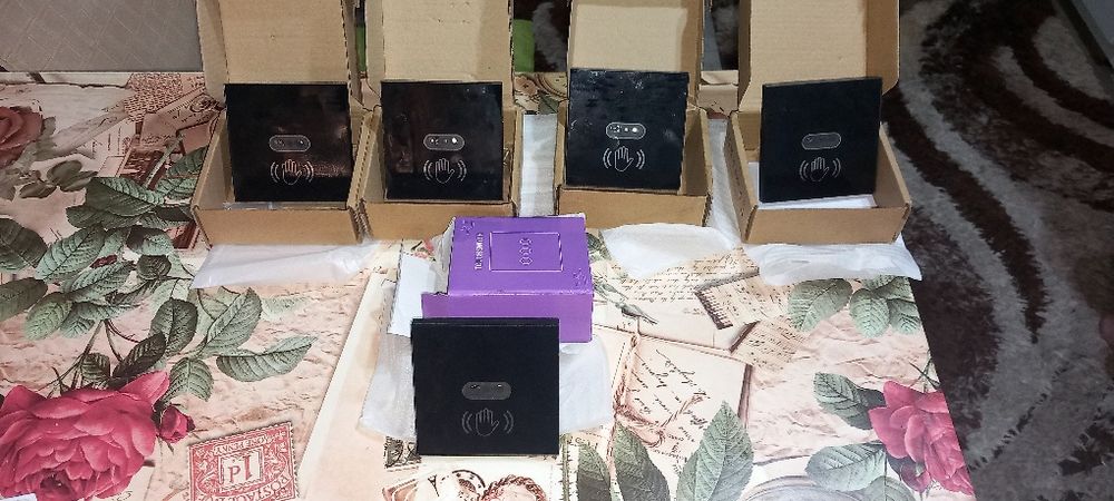 Продавам ел ключове без докосване.