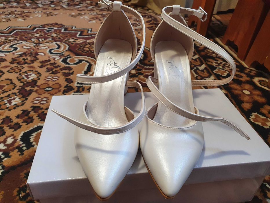 Pantofi albi marime 37