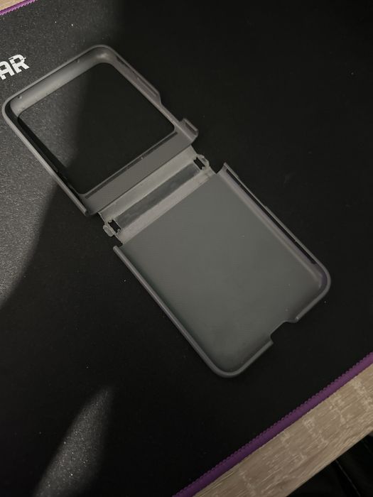 Motorola Razr 50(развален екран)