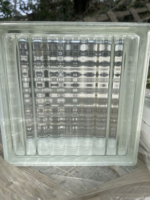 Продавам съклени тухли