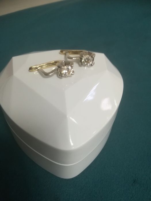 Золотые серьги с бриллиантами.