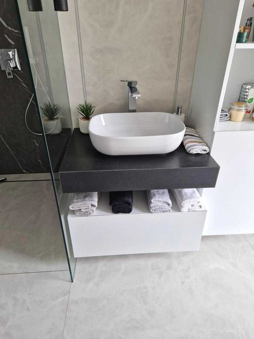 Blaturi din granit si compozit pentru o baie eleganta